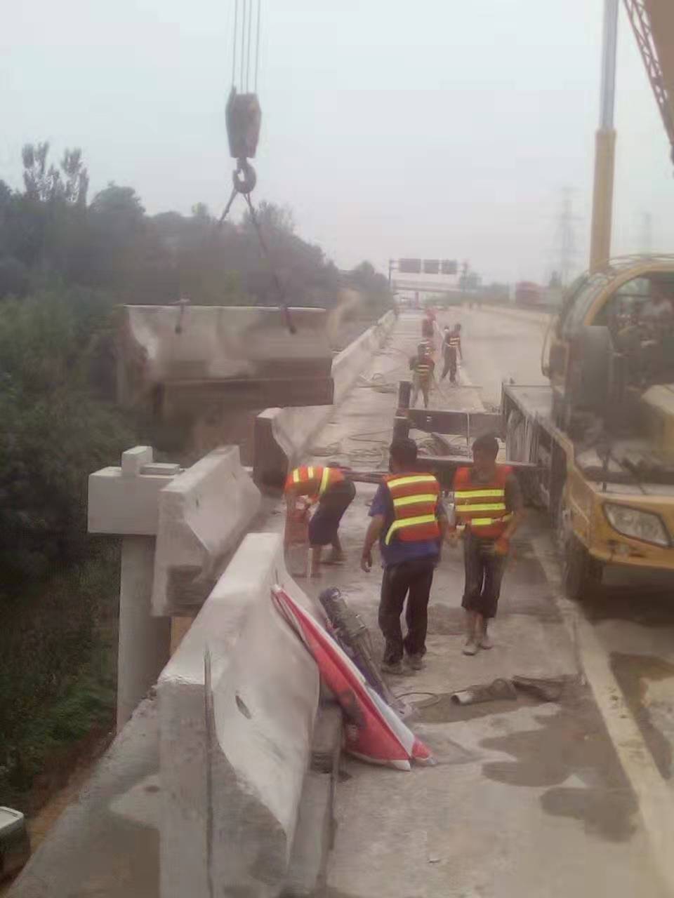 高速公路護(hù)欄切割拆除