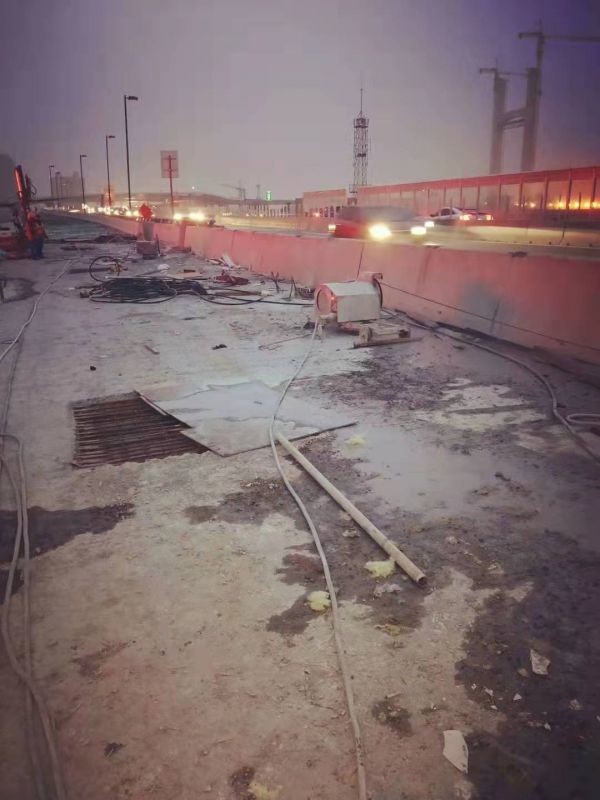 高速公路護(hù)欄切割拆除