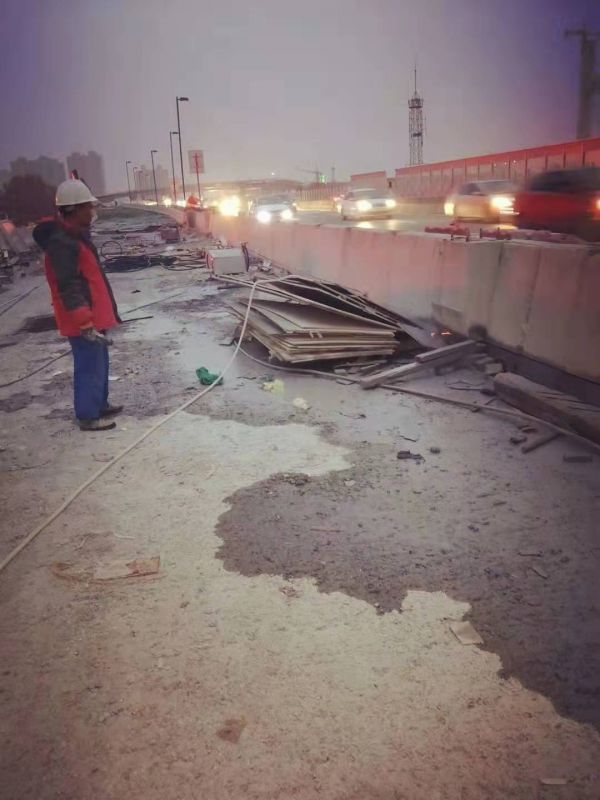 高速公路護(hù)欄切割拆除