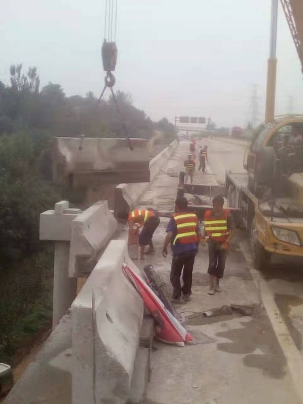 高速公路護(hù)欄切割拆除