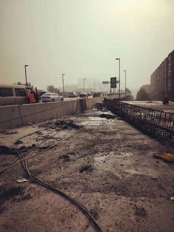 高速公路護(hù)欄切割拆除