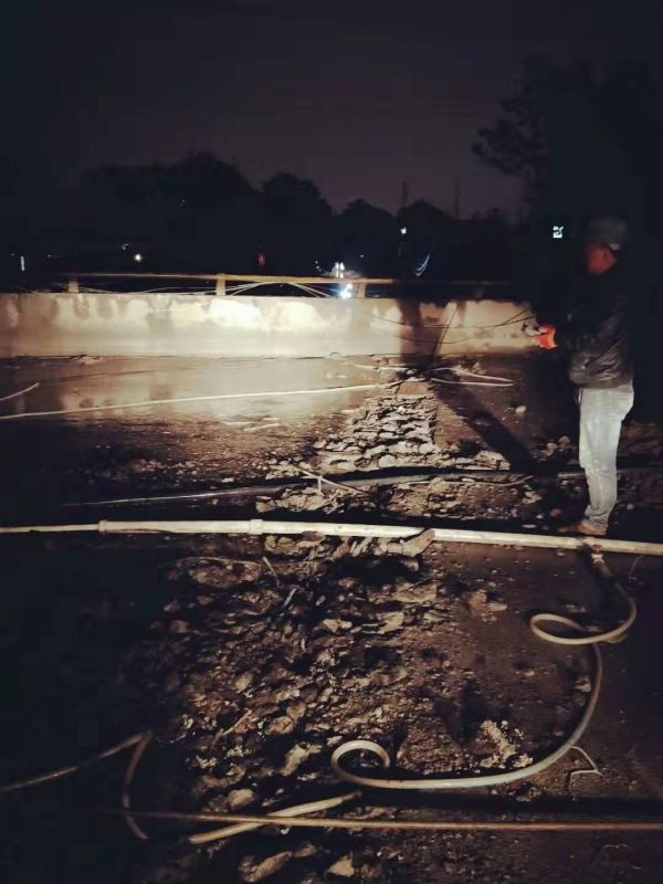 高速公路護(hù)欄切割拆除